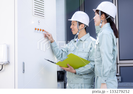 ビルメンテナンス　設備点検をするスタッフ　撮影協力：学校法人電波学園　東京電子専門学校 133279252