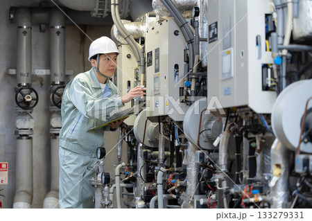 ビルメンテナンス 設備点検をする男性 撮影協力:学校法人電波学園 東京電子専門学校 ビルメンテナンス 設備点検をする男性 撮影協力:学校法人電波学園 東京電子専門学校 133279331
