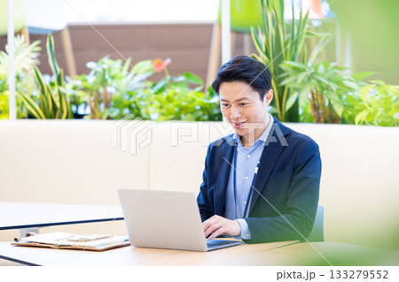 ビジネス　シェアオフィスで働く男性　撮影協力：学校法人電波学園　東京電子専門学校 133279552