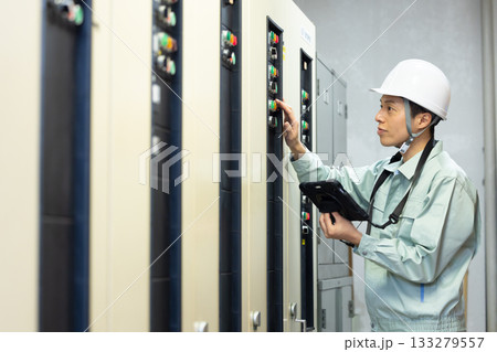 ビルメンテナンス　設備点検をする男性　撮影協力：学校法人電波学園　東京電子専門学校 133279557