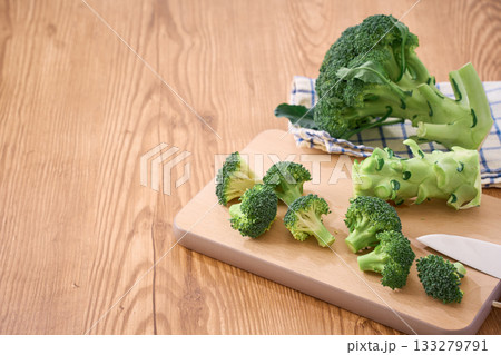ブロッコリーの下ごしらえ（カットの調理工程） 133279791