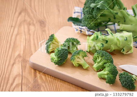 ブロッコリーの下ごしらえ(カットの調理工程) ブロッコリーの下ごしらえ(カットの調理工程) 133279792
