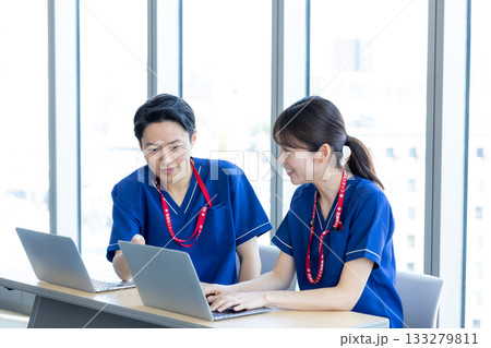医療 会議室で打合せをする医療従事者 撮影協力:学校法人電波学園 東京電子専門学校 医療 会議室で打合せをする医療従事者 撮影協力:学校法人電波学園 東京電子専門学校 133279811