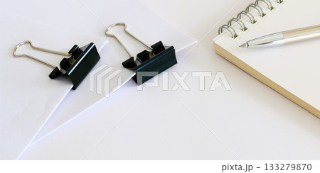 デスクワーク　プレゼン資料　白紙のコピー用紙　2:1 133279870