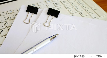 デスクワーク　プレゼン資料　白紙のコピー用紙　2:1 133279875