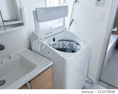 洗面室に設置された縦型洗濯機 133279896