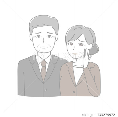 不安そうなスーツのシニア男女 133279972