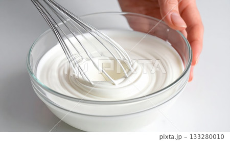 《AI画像》ボウルに入れたクリームを混ぜるイメージ 《AI画像》ボウルに入れたクリームを混ぜるイメージ 133280010