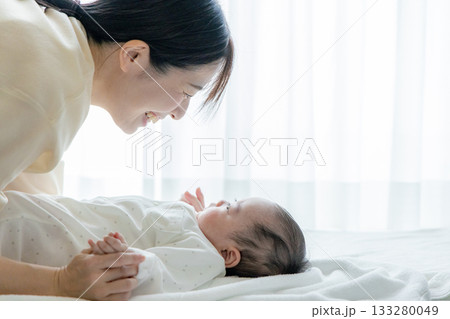 赤ちゃんの手を握るお母さん 赤ちゃんの手を握るお母さん 133280049
