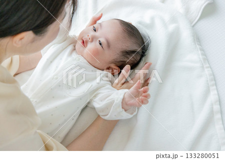 赤ちゃんの手を握るお母さん 赤ちゃんの手を握るお母さん 133280051
