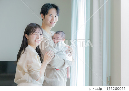 家族、親子、子ども、抱っこ 133280063