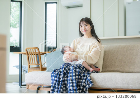 育児をする母親 133280069