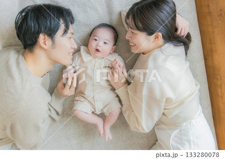赤ちゃんを抱く夫婦 赤ちゃんを抱く夫婦 133280078