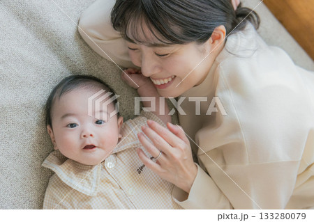 赤ちゃんと母親 133280079