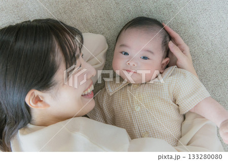 赤ちゃんと母親 赤ちゃんと母親 133280080