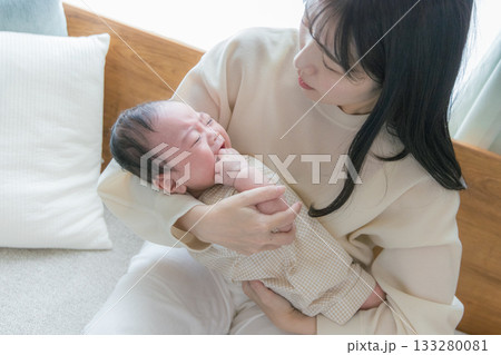 赤ちゃんを抱く母親 133280081