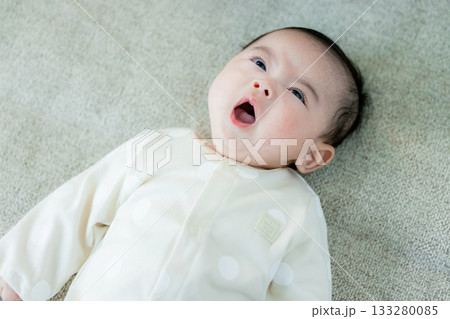 あくびをする赤ちゃん 133280085