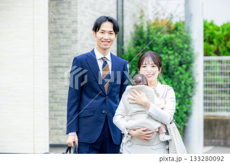 赤ちゃんと共働きの夫婦 133280092