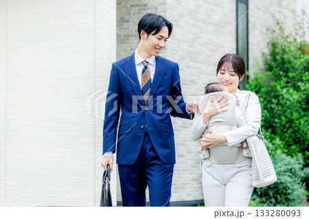赤ちゃんと共働きの夫婦 133280093