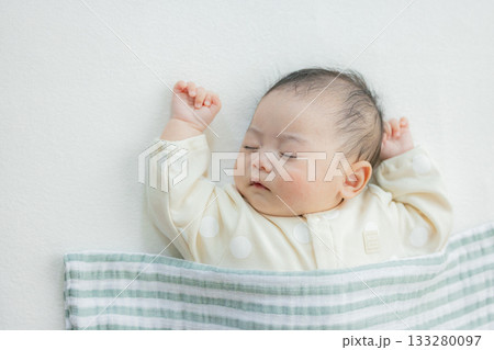 寝ている赤ちゃん 133280097