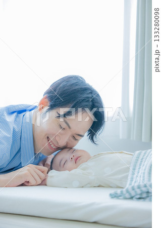 赤ちゃんを寝かしつける父親 133280098