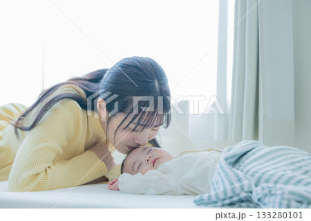 赤ちゃんを寝かしつけるお母さん 133280101