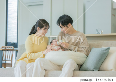 リビングでくつろぐ家族 133280104