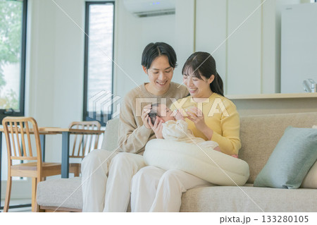 リビングでくつろぐ家族 133280105