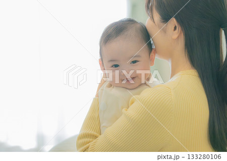 母親に抱かれる赤ちゃん 133280106