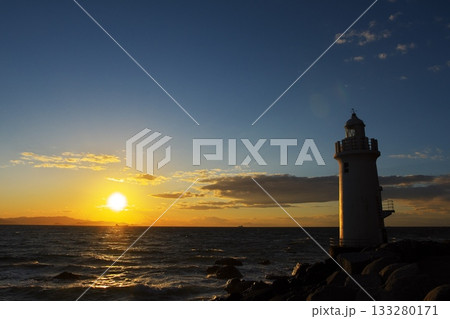 秋の夕日と伊良湖岬灯台 秋の夕日と伊良湖岬灯台 133280171