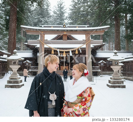 初詣に出かける若いカップル 133280174
