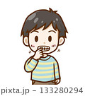 爪を噛む男の子 133280294