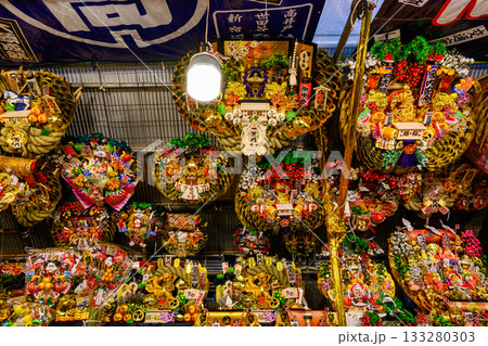 新宿　花園神社大酉祭　酉の市　酉の日の縁起熊手　熊手市の風景 133280303