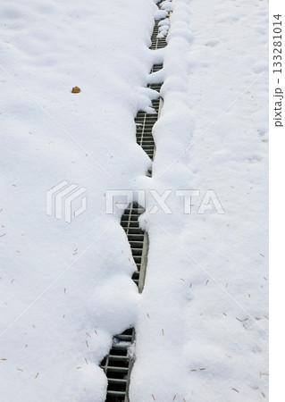 積雪、雪、排水溝、溝、下水、水、地面、雪国、冬、自然、屋外、雪景色、冬景色 積雪、雪、排水溝、溝、下水、水、地面、雪国、冬、自然、屋外、雪景色、冬景色 133281014