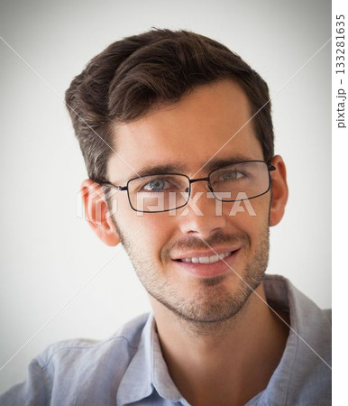 Casual businessman smiling 133281635