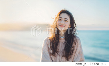 海岸に立つ女性 133281909