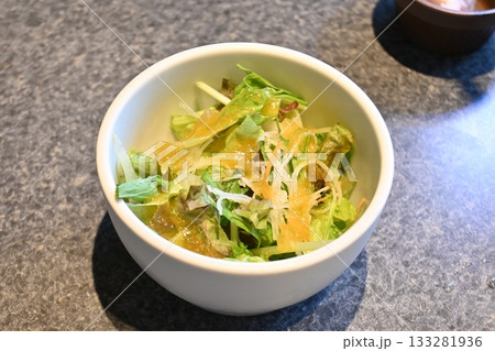 焼肉の合間に食べるミニサラダ 133281936