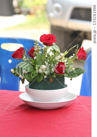 Red roses bouquet in vase, closeup of photo. 133281986