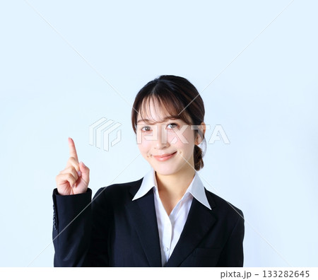 人差し指を出すビジネスウーマンのイメージ 133282645