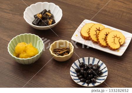 食卓のおせち料理 133282652