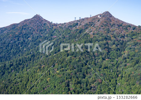 紅葉が始まった晩秋の筑波山頂付近 紅葉が始まった晩秋の筑波山頂付近 133282666