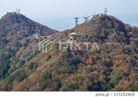 紅葉が始まった晩秋の筑波山頂付近 133282668