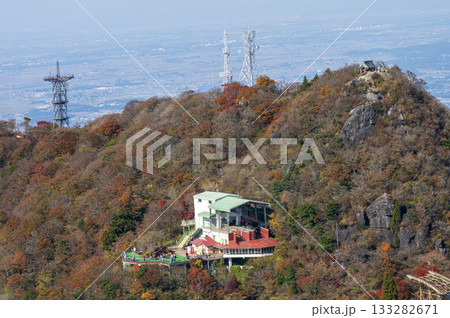紅葉が始まった晩秋の筑波山頂付近 133282671