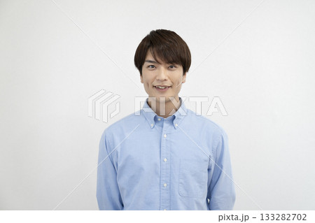 カメラ目線で笑顔の30代の男性 133282702