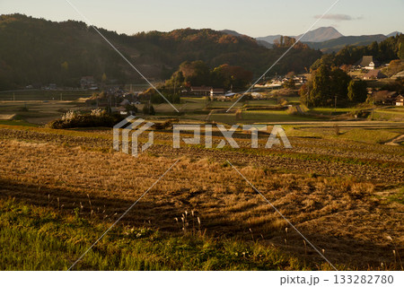 夕景　つなぐ棚田遺産　晩秋の三河内の棚田　鉄穴残丘　猿政山 133282780