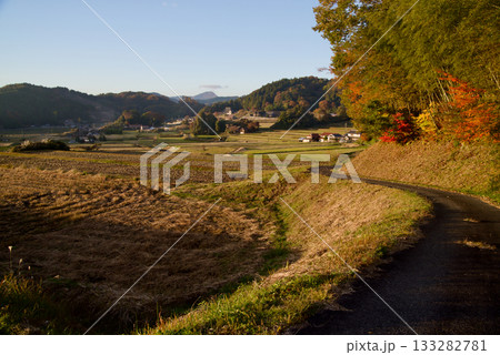 夕景　つなぐ棚田遺産　晩秋の三河内の棚田　鉄穴残丘　猿政山 133282781