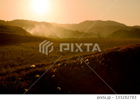 つなぐ棚田遺産 夕景 晩秋の三河内の棚田 つなぐ棚田遺産 夕景 晩秋の三河内の棚田 133282783