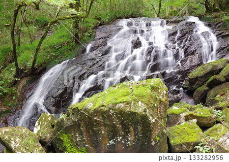 福島県鮫川村にある大小様々な滝を総称し江竜田の滝と呼ぶ。絶景ポイントとなっている。これはそうめんの滝 133282956