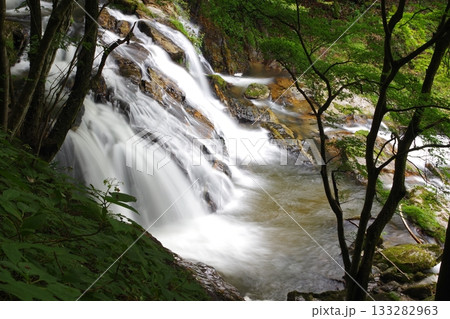 福島県鮫川村にある大小様々な滝を総称し江竜田の滝と呼ぶ。絶景ポイントとなっている。これは二見ヶ滝 福島県鮫川村にある大小様々な滝を総称し江竜田の滝と呼ぶ。絶景ポイントとなっている。これは二見ヶ滝 133282963