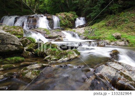 福島県鮫川村にある大小様々な滝を総称し江竜田の滝と呼ぶ。絶景ポイントとなっている。これは二見ヶ滝 福島県鮫川村にある大小様々な滝を総称し江竜田の滝と呼ぶ。絶景ポイントとなっている。これは二見ヶ滝 133282964